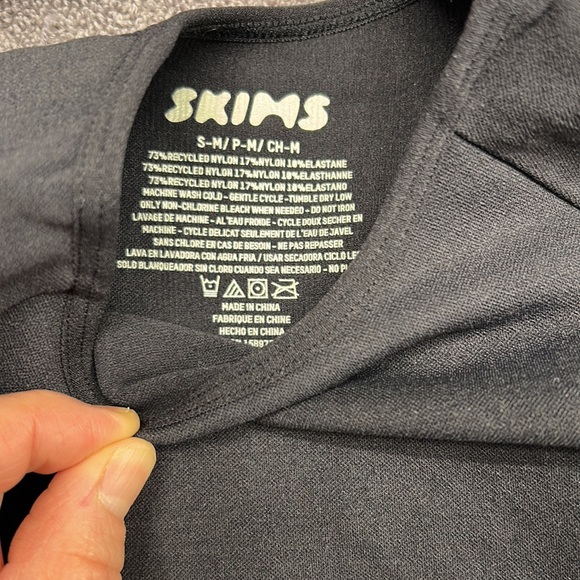 Brand new Skims contour nyron T-shirt size S/M - Picture 3 of 7